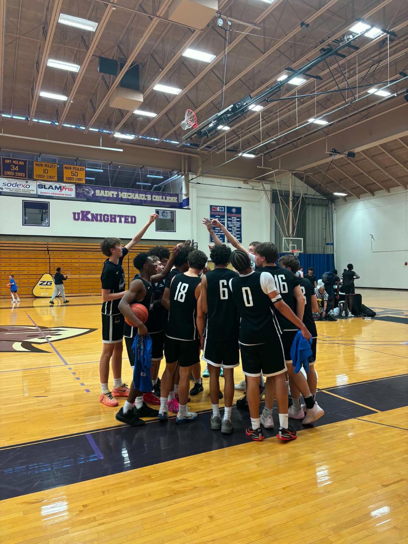 Mise au jeu de l'équipe Panthers à Saint Michael's College